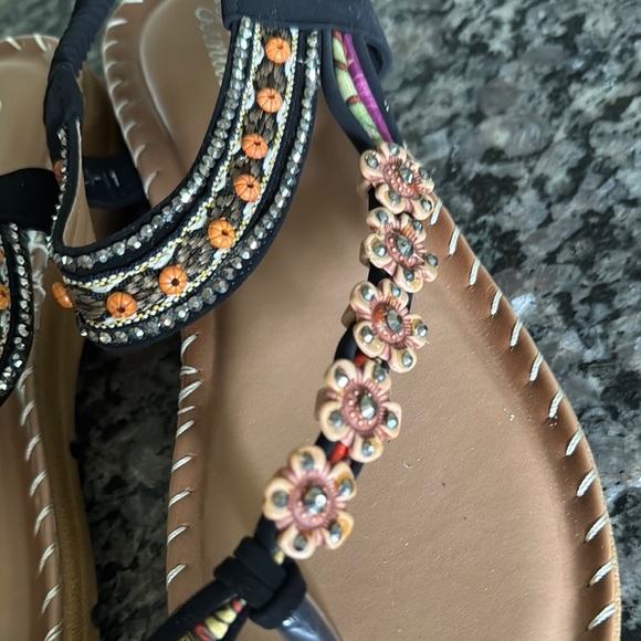 Kinlida Embellished Black and Tan Sandals NWOT 9 - Picture 5 of 10